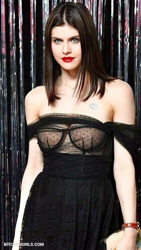 Alexandra Daddario Nudes – Nipple & Pussy Slips