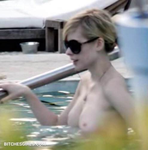 Avril Lavigne Nude Celebrity Leaked Tits Photos