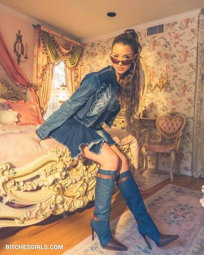 Pokimane Nude Twitch Streamer Leaked Photos