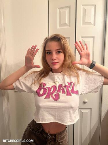 Zooemoore Nude Tiktok – Tiktok Porn Videos