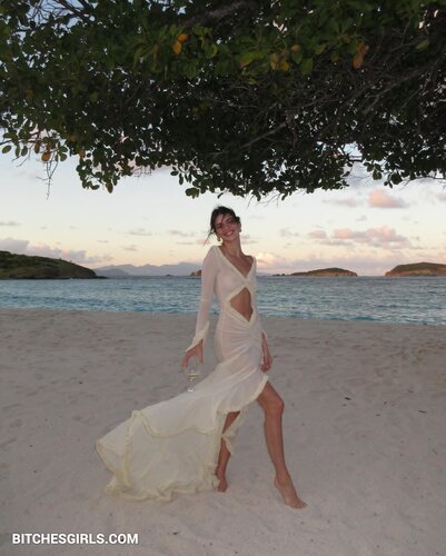 Kendall Jenner Nude Celebrities – Kendalljenner Celebrities Leaked Nude Photo